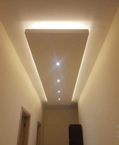 Teto com luzes saindo nas laterais feito pelo gesseiro em diadema